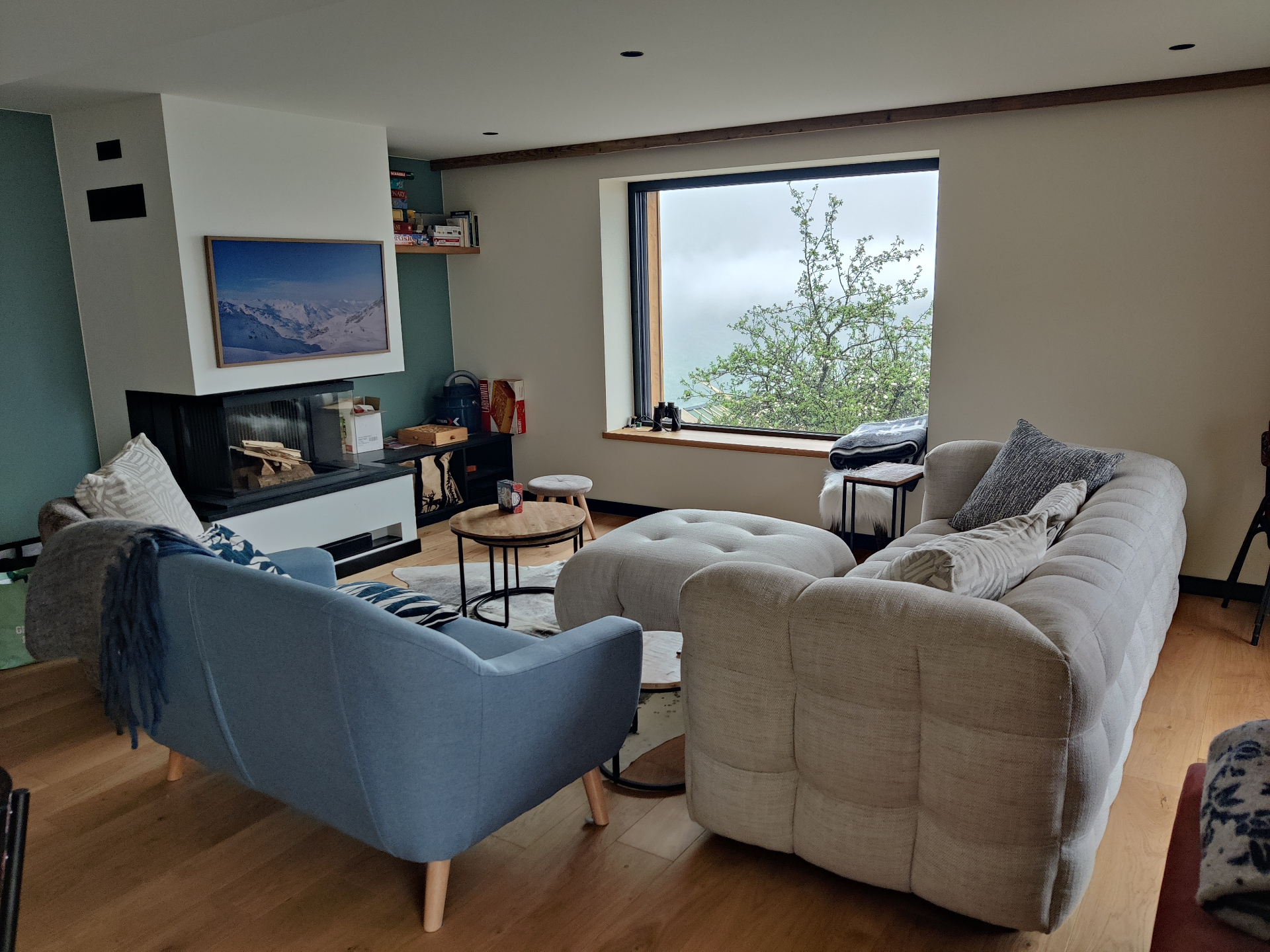 Salon du chalet avec cheminée et vue montagne